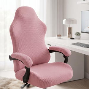 Op de afbeelding: Een roze bureaustoelhoes met een textuur van wafelbreisel. De hoes is voorzien van een hoge rugleuning, geïntegreerde armleuninghoezen en een zitkussenhoes, ontworpen om over een standaard ergonomische stoel met zwarte armleuningen te passen.