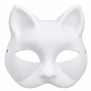 Puede incluir: Una máscara de gato blanca lisa con orejas puntiagudas, aberturas para los ojos en forma de almendra y una zona nasal moldeada. La máscara tiene una superficie lisa y mate con pequeños ojales metálicos en los lados para su sujeción.