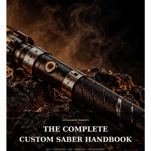 Op de afbeelding: Een zwart en goudkleurig handvat voor een lichtzwaard met een textuur en een verlichte knop in het midden. De tekst luidt: ASTRASABERS PRESENTS THE COMPLETE CUSTOM SABER HANDBOOK. BUY, CONFIGURE, USE, MAINTAIN, TROUBLESHOOT. An independent buyer and owner guide to lightsaber-style custom sabers.