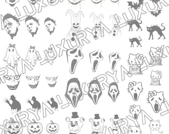 Peut inclure: Une planche d'autocollants en noir et blanc représentant divers motifs effrayants, notamment des citrouilles d'Halloween, des fantômes, des araignées, des chauves-souris, des chats et des visages de personnages d'horreur. Le texte "Luxurya - Spooky Stickers" est imprimé en haut.