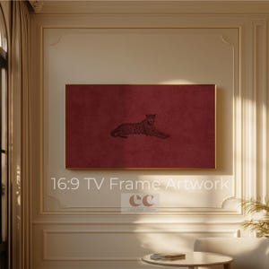 Könnte beinhalten: Ein rechteckiges digitales Kunstwerk für einen 16:9 TV-Rahmen mit einem tiefroten, strukturierten Hintergrund und einer zentrierten schwarzen Illustration eines ruhenden Leoparden. Der Text 16:9 TV Frame Artwork und das Logo cc Everything Cheetah sind sichtbar.
