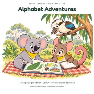 Può includere: Un libro per bambini intitolato Alphabet Adventures di Aetus Learning Bush Track Five. La copertina mostra un koala e un opossum disegnati seduti su una coperta a quadri rossi e bianchi, che guardano un libro, con un kookaburra su un albero.
