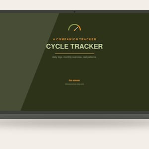 Könnte beinhalten: Ein Laptop-Bildschirm mit einer dunkelolivgrünen Benutzeroberfläche, die den Text A COMPANION TRACKER CYCLE TRACKER, daily logs, monthly overview, real patterns, the answer und theanswerhow.etsy.com sowie ein Tacho-Symbol zeigt.