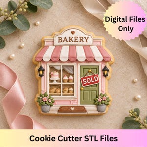 Könnte beinhalten: Ein Ausstechform-Design in Form einer Bäckerei-Fassade mit rosa-weiß gestreifter Markise, einer grünen Tür mit rotem SOLD-Schild und einem Schaufenster mit Kuchen und Brot. Der Text BAKERY steht oben. Enthält den Text Digital Files Only.