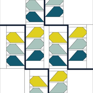 Pu&ograve; includere: Un blocco di trapunta con motivo geometrico con pezzi di tessuto giallo, blu-verde e blu chiaro. Il blocco &egrave; composto da una serie di triangoli e quadrati.