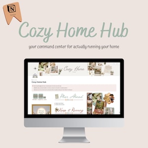 Op de afbeelding: Een computermonitor met een digitale Notion-sjabloon genaamd Cozy Home Hub. De interface heeft een zachte beige esthetiek met secties genaamd Plan Ahead en Keep it Running, naast een digitale klok, kalender en diverse decoratieve afbeeldingen.