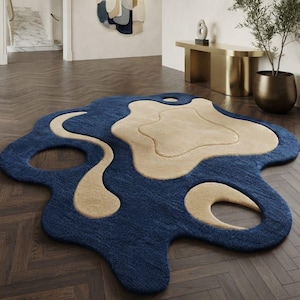 Handgetuft abstract vloerkleed met hoge pool, marineblauw en crèmekleurig onregelmatig patroon, modern tapijt met organische vormen, unieke design vloerdecoratie