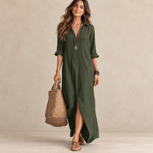 Könnte beinhalten: Ein langärmeliges olivgrünes Maxi-Hemdkleid mit durchgehender Knopfleiste, Kragen und hohem Schlitz vorne. Das Kleid wird mit einer großen, strukturierten beigen Flecht-Tragetasche, einer langen Perlen-Halskette und braunen Riemchensandalen kombiniert.