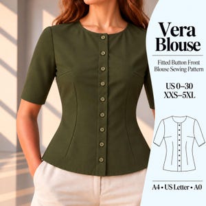 Op de afbeelding: Een olijfgroene getailleerde blouse met knoopsluiting aan de voorzijde, korte mouwen en een ronde halslijn. De tekst luidt Vera Blouse, Fitted Button Front Blouse Sewing Pattern, US 0-30, XXS-5XL, A4, US Letter, A0, naast een zwart-witte lijntekening.