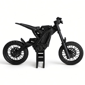 Mini moto da cross elettrica, modello da scrivania in stile Surron nero, sospensioni funzionanti, batteria rimovibile.