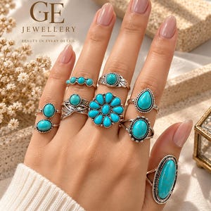 Peut inclure: Un ensemble de neuf bagues argentées ornées de pierres couleur turquoise de formes variées, incluant des ovales, des gouttes et un motif floral central. Les bagues sont portées aux doigts, certaines présentant des détails métalliques ciselés.