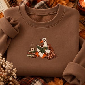 Reading Goose broderad tröja, mysig hösttröja, hösttröja, present till bokälskare