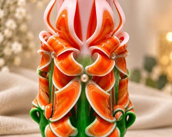 Handgesneden kaarsenhouder met bloemenmotief, oranje, groen en roze, ideaal als woondecoratie.