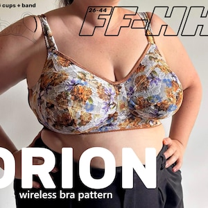 Könnte beinhalten: Ein bügelloser BH mit Blumenmuster in Orange-, Blau- und Weißtönen sowie braunen Kanten. Der Text auf dem Bild lautet 38GG cups + band, 26-44 FF-HH, ORION wireless bra pattern und HUGSFORYOURJUGS.COM. Der BH verfügt über breite Schulterträger.