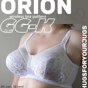 Könnte beinhalten: Ein weißer bügelloser BH mit floralen Spitzendetails an den Körbchen und einem transparenten Netzeinsatz am Ausschnitt. Das Bild enthält Textüberlagerungen mit den Aufschriften ORION wireless bra pattern, GG-K, 26-44, HUGSFORYOURJUGS sowie 28J cups, 32 band.