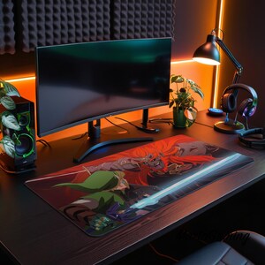 Peut inclure: Un tapis de bureau rectangulaire présentant une illustration vibrante et détaillée d'un personnage vêtu de vert maniant une épée bleue lumineuse face à un grand antagoniste aux cheveux roux, posé sur un bureau sombre devant un écran.