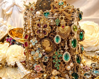 Viktorianische Schmuck-Überraschungsbox im Vintage-Stil – Schmuckset mit Halskette, Ohrringen und Brosche im Antik-Stil