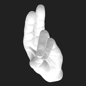 Può includere: Una scultura bianco opaco di una mano in un gesto specifico, con l'indice e il medio estesi verso l'alto mentre il pollice e l'anulare sono ripiegati verso l'interno, creando una rappresentazione anatomica dettagliata della forma della mano.