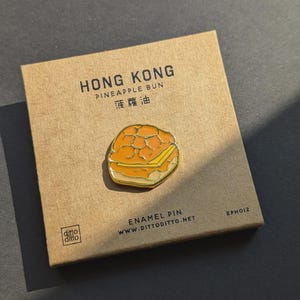 enamel pin - pineapple bun