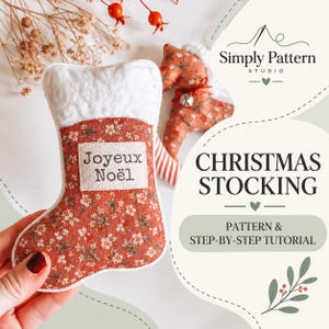 Op de afbeelding: Een kleine stoffen kerstkous met een roestkleurige bloemenprint, een witte, getextureerde boord en een rechthoekig label met de tekst Joyeux Noël. De tekst Simply Pattern Studio Christmas Stocking Pattern & Step-by-Step Tutorial is zichtbaar.