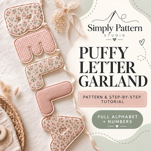 Op de afbeelding: Een stoffen slinger die de naam BELLA spelt met dikke, gevulde letters in diverse roze bloemen- en ruitpatronen, verbonden door een wit lint. De afbeelding bevat de tekst: Simply Pattern Studio, PUFFY LETTER GARLAND, PATTERN & STEP-BY-STEP TUTORIAL, FULL ALPHABET + NUMBERS.