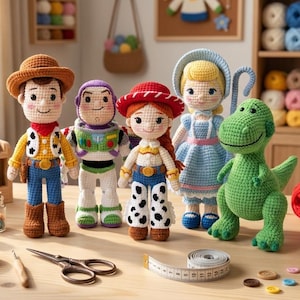 Op de afbeelding: Een verzameling van vijf gehaakte poppen die personages voorstellen, waaronder een cowboy, een space ranger, een cowgirl, een figuur met een muts en een groene dinosaurus, op een tafel met haaknaalden, garenbollen, een schaar en een meetlint.