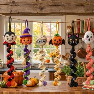 Puede incluir: Un conjunto de ocho adornos de Halloween de ganchillo colgantes que incluyen un monstruo verde, vampiro, bruja, momia, calabaza, gato negro, fantasma y calavera. Cada personaje está unido a una larga cola de ganchillo en espiral de colores.