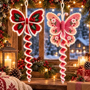 Peut inclure: Deux décorations papillons en crochet suspendues avec des queues en spirale. L'ornement de gauche est rouge avec des feuilles de houx vertes et des baies rouges. Celui de droite est rose avec des fleurs blanches. Bords festonnés blancs.