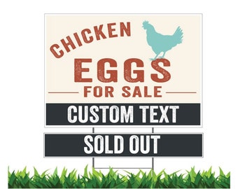 Könnte beinhalten: Ein weißes und rotes Schild mit einer blauen Silhouette eines Huhns und dem Text "Chicken Eggs For Sale". Ein schwarzes Schild darunter sagt "Custom Text" und ein weiteres schwarzes Schild darunter sagt "Sold Out".