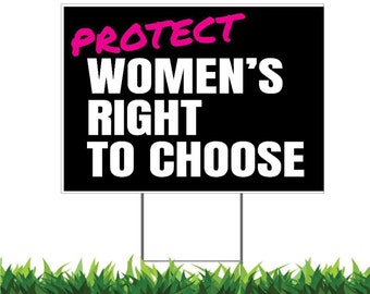 Puede incluir: Cartel de jardín negro y blanco con el texto "PROTECT WOMEN'S RIGHT TO CHOOSE" en letras blancas. La palabra "PROTECT" está en rosa.