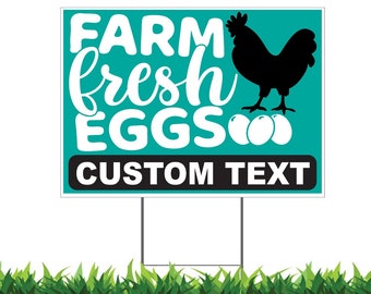 Könnte beinhalten: Türkisfarbener und schwarzer Gartenhinweisschild mit weißem Text, der "Farm Fresh Eggs" lautet, mit einer Silhouette eines Huhns und zwei Eiern. Der untere Teil des Schildes hat einen schwarzen Balken mit dem Text "CUSTOM TEXT".