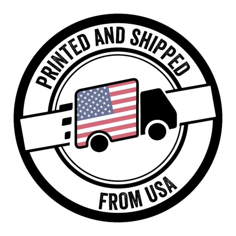 Puede incluir: C&iacute;rculo blanco y negro con el texto "Printed and Shipped from USA" y un cami&oacute;n negro con una bandera estadounidense en el lateral.