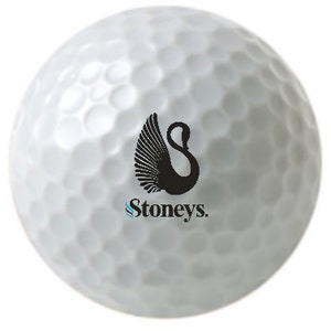 Puede incluir: Bola de golf blanca con un logotipo de cisne negro y el texto "Stoneys." impreso en ella.