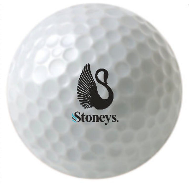 Puede incluir: Bola de golf blanca con un logotipo de cisne negro y el texto "Stoneys." impreso en ella.