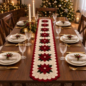 Peut inclure: Un long chemin de table en crochet rectangulaire orné d'un motif répétitif de fleurs de poinsettia rouges avec des feuilles vert foncé sur un fond crème, bordé d'une bordure festonnée rouge, disposé au centre d'une table à manger en bois.