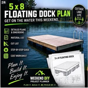 Op de afbeelding: Een 5x8 drijvende steiger plan document met een houten steiger op het water, een materiaallijst, zaaglijst, stapsgewijze handleiding en kostenoverzicht. De tekst luidt 5x8 FLOATING DOCK PLAN, GET ON THE WATER THIS WEEKEND en WEEKEND DIY.