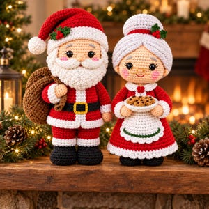 Könnte beinhalten: Zwei handgefertigte Häkelpuppen, die den Weihnachtsmann und Frau Weihnachtsmann darstellen. Der Weihnachtsmann trägt einen roten Anzug mit weißem Besatz, einen schwarzen Gürtel und einen braunen Sack. Frau Weihnachtsmann trägt ein rotes Kleid mit weißer Schürze und hält einen Teller mit Keksen.