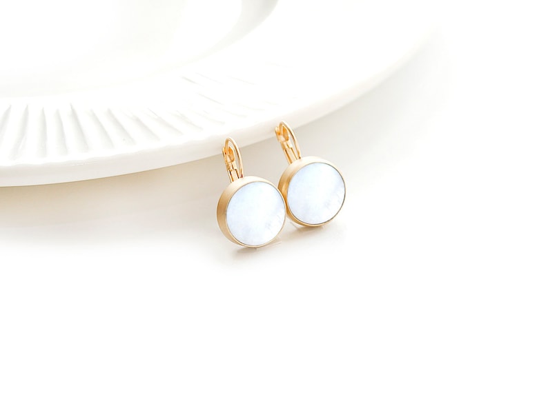 Matte Gold Plated White Nacre Round Earrings