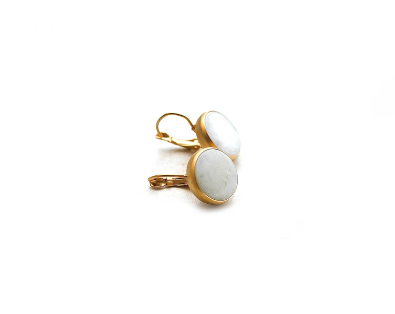 Matte Gold Plated White Nacre Round Earrings