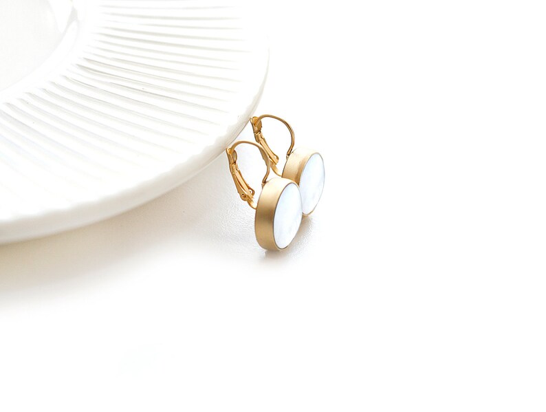 Matte Gold Plated White Nacre Round Earrings