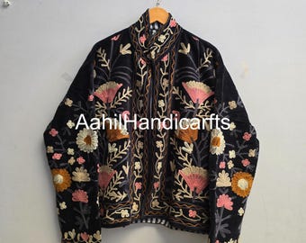 Chaqueta de lana negra bordada a mano con bordados florales y de corazones multicolores / Chaqueta de invierno tradicional estilo bohemio con abertura frontal