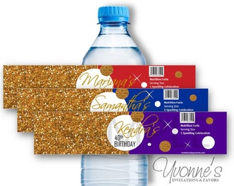 Könnte beinhalten: Drei Wasserflaschenetiketten mit goldenem Glitzer und einem weißen Kreis mit einem Namen und Alter in goldenen Buchstaben. Die Etiketten sind rot, blau und lila. Der Text auf den Etiketten lautet "Nutrition Facts, Serving Size, 1 Sparkling Celebration". Die Etiketten sind für eine 40. Geburtstagsfeier.