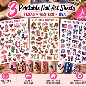 Può includere: Tre fogli stampabili per nail art con disegni Texas, Western e patriottici USA. I fogli includono icone come stivali da cowboy, cappelli, cavalli, cactus, teschi, cuori, fiocchi e bandiere americane. Nove unghie decorate sono mostrate in basso.