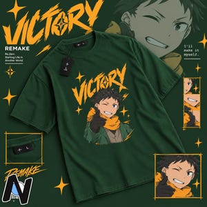 Könnte beinhalten: Ein dunkelgrünes Kurzarm-T-Shirt mit einer Grafik eines Anime-Charakters, der zwinkert und nach vorne zeigt. Der Text "VICTORY" ist in fettem Gelb darüber gedruckt. Das Shirt enthält ein schwarzes Etikett mit der Aufschrift "+ L".