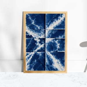 Abstracte cyanotypie kunstprint, blauw-wit rasterposter met vouwen, indigo muurdecoratie