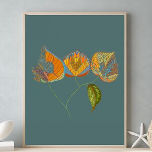 K&ouml;nnte beinhalten: Ein gerahmter Druck einer stilisierten Illustration von drei Bl&auml;ttern in Orange-, Gelb-, Blau- und Gr&uuml;nt&ouml;nen auf einem blaugr&uuml;nen Hintergrund.
