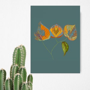 K&ouml;nnte beinhalten: Ein blaugr&uuml;ner Hintergrund mit drei stilisierten orangefarbenen, gelben und blauen Blumen mit einem gr&uuml;nen Blatt. Die Blumen sind kunstvoll und detailliert.