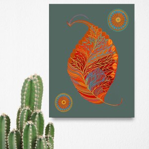 Puede incluir: Una ilustraci&oacute;n digital de una hoja estilizada con intrincados detalles en tonos naranja, rojo y dorado. La hoja se coloca sobre un fondo verde oscuro con dos patrones circulares en tonos naranja, azul y dorado.