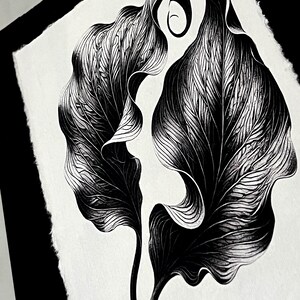 Może przedstawiać: Czarno-biała ilustracja dwóch stylizowanych liści z misternymi detalami. Liście są narysowane w realistycznym stylu i mają delikatny, płynny kształt.