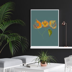K&ouml;nnte beinhalten: Ein gerahmter Druck einer botanischen Illustration mit drei stilisierten Bl&auml;ttern in Orange-, Gelb- und Blaut&ouml;nen vor einem blaugr&uuml;nen Hintergrund.